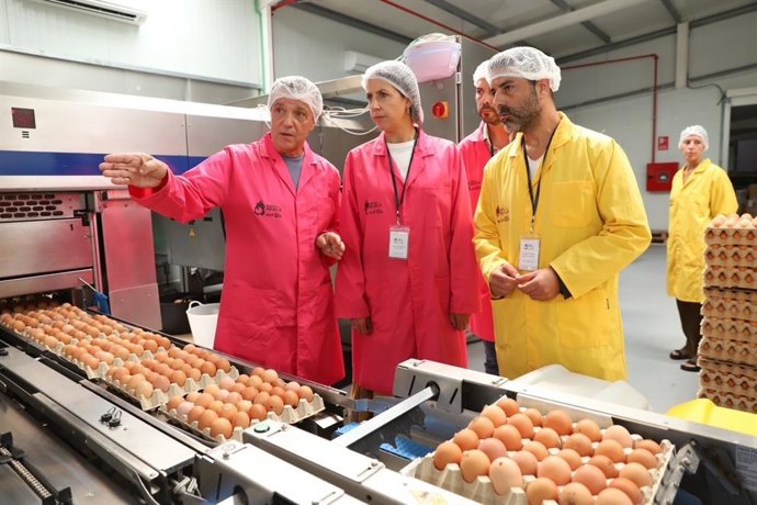 La conselleira de Medio Rural, María José Gómez, visita las instalaciones de El Huego de la Abuela, de la empresa Ecocentro