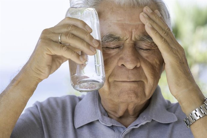 Archivo - Arquivo - Homem tentando se refrescar com uma garrafa de água.