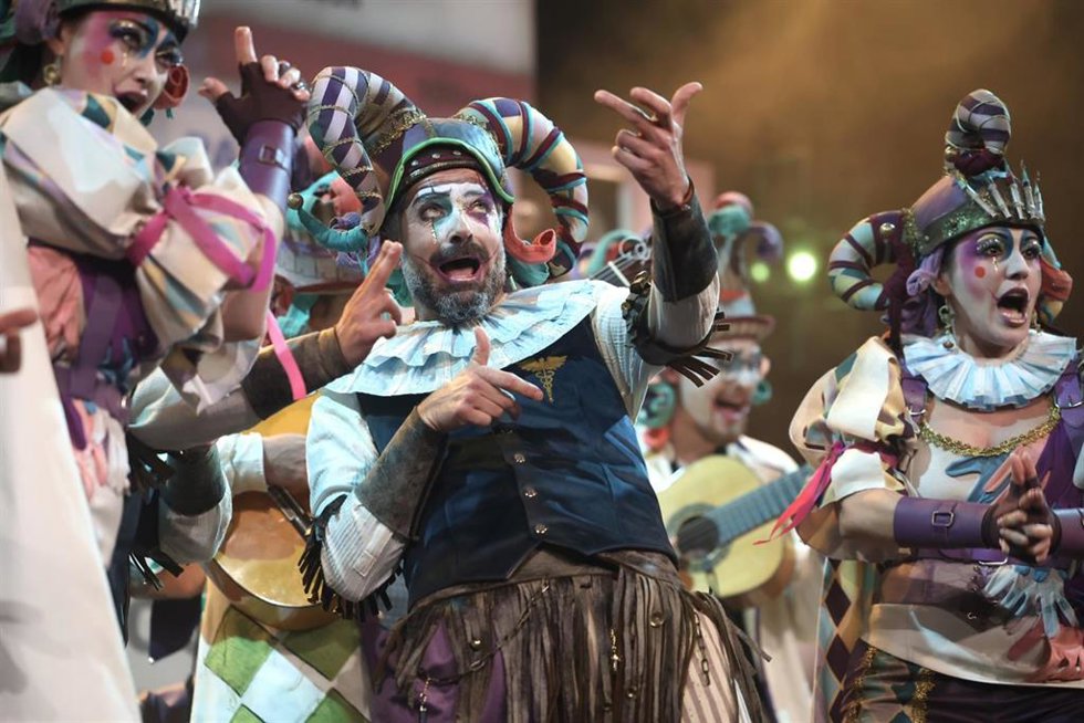 Archivo - La comparsa DSAS3 (de Jesús Bienvenido) en un momento de su pase en la final del COAC 2026 en el Gran Teatro Falla de Cádiz.  A 14 de febrero de 2026 en Cádiz, Andalucía (España). ARCHIVO.