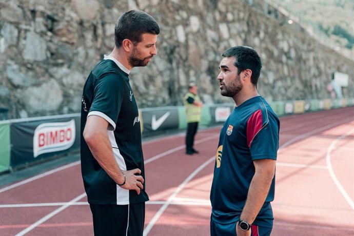 El presidente del FC Andorra, Gerard Piqué, charla con el entrenador del Barça Femení, Pere Romeu, en Andorra