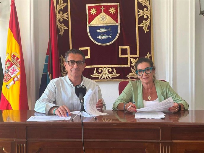 El alcalde de Barbate, Miguel Molina, junto a la primera teniente de alcalde,  Ana Moreno, en rueda de prensa.