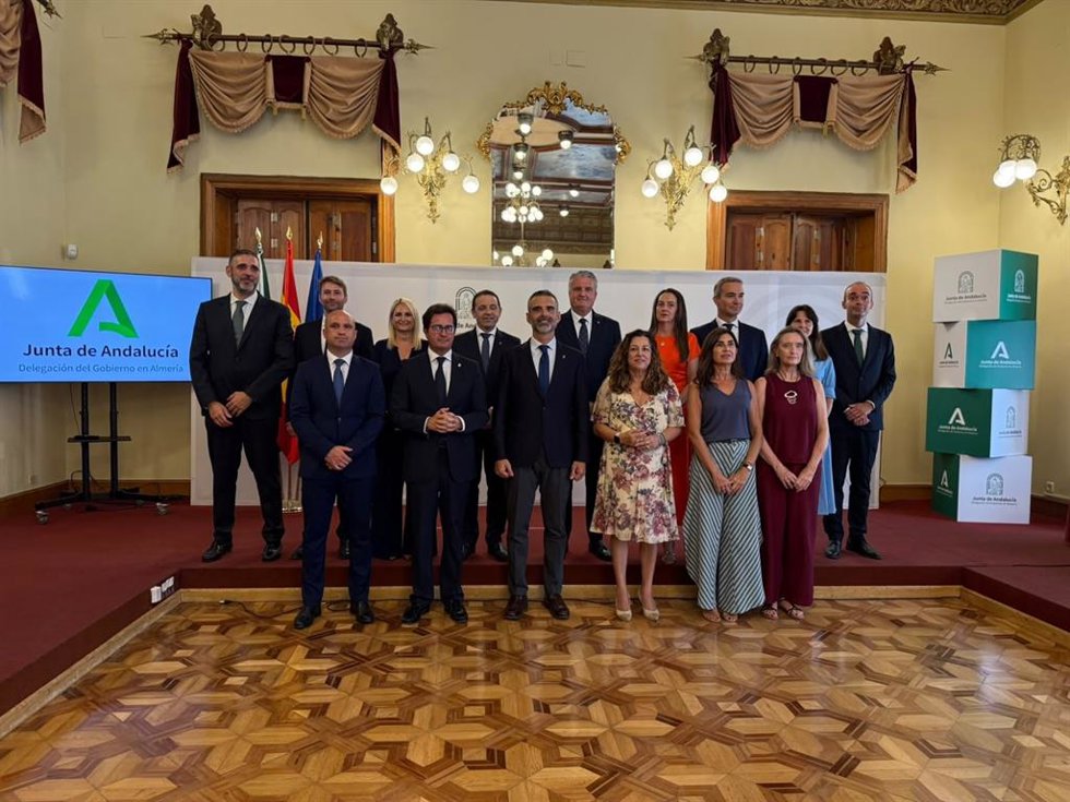 Foto de familia tras el acto de toma de posesión de los nuevos delegados territoriales de la Junta de Andalucía en Almería.