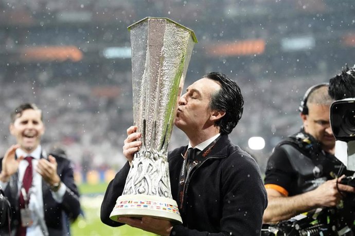 Archivo - El entrenador del Aston Villa, Unai Emery, besando el trofeo de la Liga Europa.