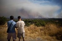 Aznalcóllar reubica su ganado para prevenir la llegada del incendio de Niebla (Huelva) a la provincia de Sevilla
