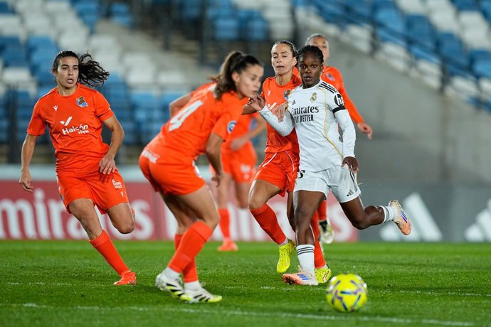 Archivo - Linda Caicedo of Real Madrid plays the ball during the Spanish Women League, Liga F, football match played between Real Madrid and Real Sociedad at Alfredo Di Stefano stadium on December 06, 2025, in Valdebebas, Madrid, Spain.