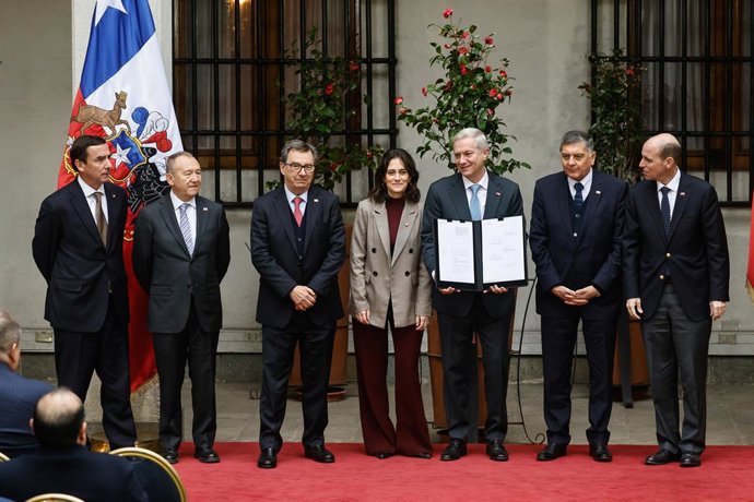 Santiago, 10 de Agosto de 2026.  El Presidente de la Republica Jose Antonio Kast encabeza la firma del proyecto de reforma constitucional como parte de su Agenda Contra el Crimen Organizado y el Terrorismo (ACOT)  Diego Martin /Aton Chile