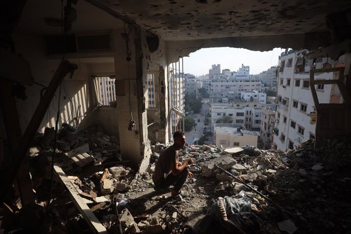 2 de agosto de 2026, Cidade de Gaza, Faixa de Gaza, Território Palestino: Palestinos inspecionam os danos dentro de um apartamento pertencente à família Abu Al-Tayf após ele ter sido atingido por um ataque aéreo israelense na Cidade de Gaza em 2 de agosto