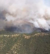 El incendio de Las Peñas de Riglos (Huesca) devora 1.100 hectáreas y mantiene cortada la A-132