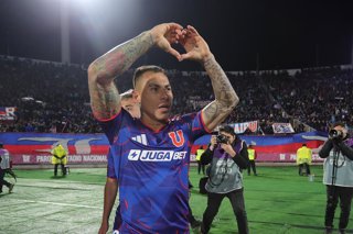 Futbol, Universidad de Chile vs Huachipato Fecha 17 de Liga de Primera 2026. El jugador de Universidad de Chile Eduardo Vargas, centro, celebra un gol contra Huachipato durante un partido de  primera disputado en el estadio Nacional de Santiago,