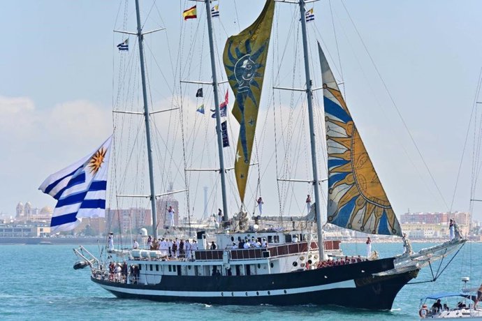 Archivo - El 'Capitán Miranda', buque escuela de la Armada de Uruguay durante una regata en Cádiz en una imagen de archivo.