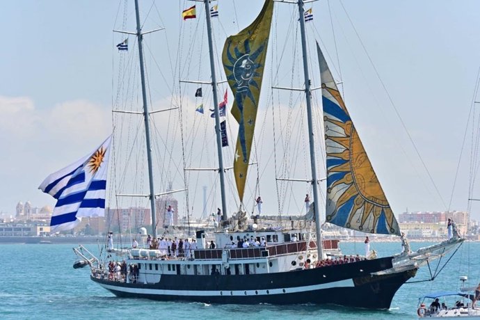 Archivo - El 'Capitán Miranda', buque escuela de la Armada de Uruguay durante una regata en Cádiz en una imagen de archivo.