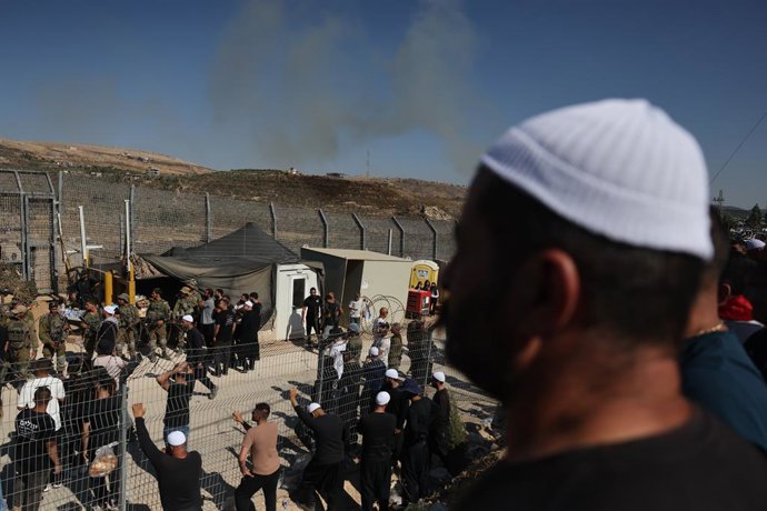 Archivo - Arquivo - ALTURAS DO GOLÃ, 17 de julho de 2025  -- Moradores da comunidade drusa são vistos na zona tampão nas Alturas do Golã, em 16 de julho de 2025. Dezenas de cidadãos drusos de Israel cruzaram as Colinas de Golã, ocupadas por Israel, rumo a