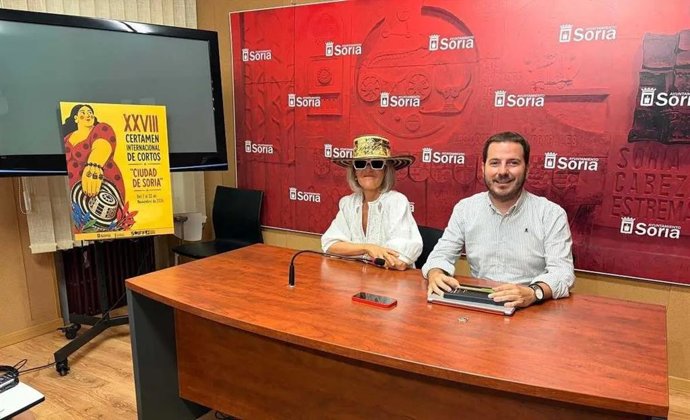 El concejal de Juventud del Ayuntamiento, Eder García, y la directora del Festival, Yolanda de Benito, presentan el cartel de la XXVIII  del Certamen Internacional de Cortos de Soria.