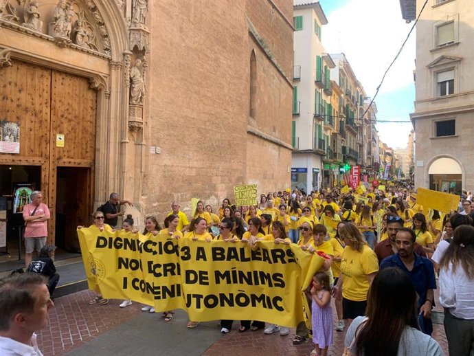 Manifestación de las educadoras de las 'escoletes' por las calles de Palma.