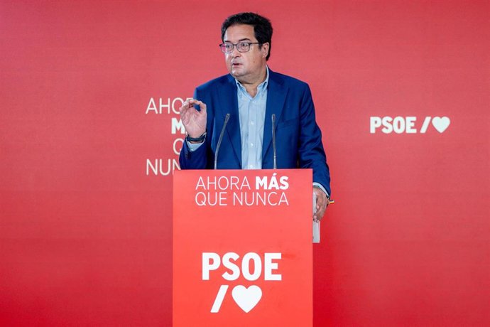 El secretario general del PSOE de Madrid y ministro para la Transformación Digital y de la Función Pública, Óscar López, durante una rueda de prensa, en la sede del PSOE, a 7 de agosto de 2026, en Madrid (España).  El PSOE de Madrid va a interponer este v