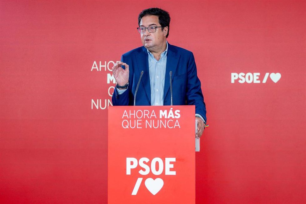 El secretario general del PSOE de Madrid y ministro para la Transformación Digital y de la Función Pública, Óscar López, durante una rueda de prensa, en la sede del PSOE, a 7 de agosto de 2026, en Madrid (España).  El PSOE de Madrid va a interponer este v