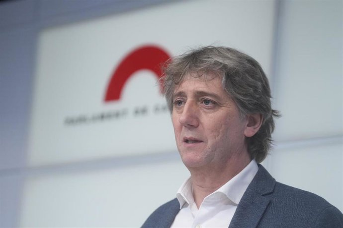 Archivo - El portavoz del PSOE en Castilla y León, Carlos Martínez, ofrece declaraciones.