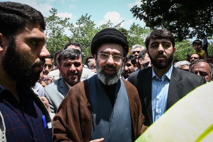 Archivo - Arquivo - ARQUIVADO - 31 de maio de 2019, Irã, Teerã: Mojtaba Khamenei (ao centro), filho do líder supremo iraniano assassinado, o aiatolá Ali Khamenei, é fotografado durante um protesto em comemoração ao Dia de Al-Quds (Dia de Jerusalém), celeb