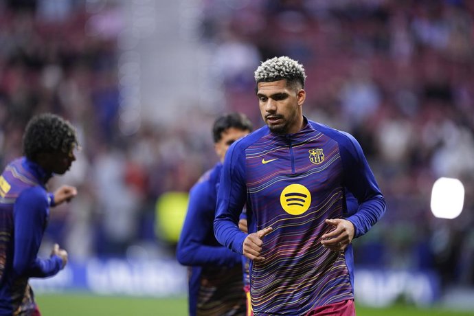 Archivo - Arquivo - Ronald Araújo, do FC Barcelona, faz o aquecimento durante a partida da Liga Espanhola, LaLiga EA Sports, disputada entre o Atlético de Madrid e o FC Barcelona no estádio Riyadh Air Metropolitano, em 4 de abril de 2026, em Madri, Espanh