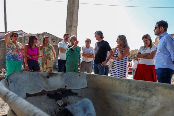 Carlos Martínez en su visita a Fariza (Zamora) tras el incendio de Fermoselle.