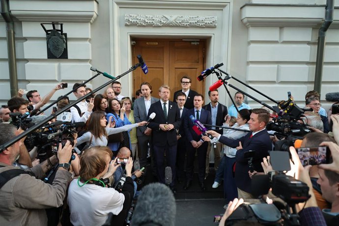 RÚSSIA, MOSCOU – 10 DE AGOSTO DE 2026: Nikolai Rybakov (C), presidente do Partido Democrático Unido Russo Yabloko, comparece diante da imprensa após uma audiência no Supremo Tribunal da Rússia sobre um pedido do partido Rodina para desqualificar o Yabloko