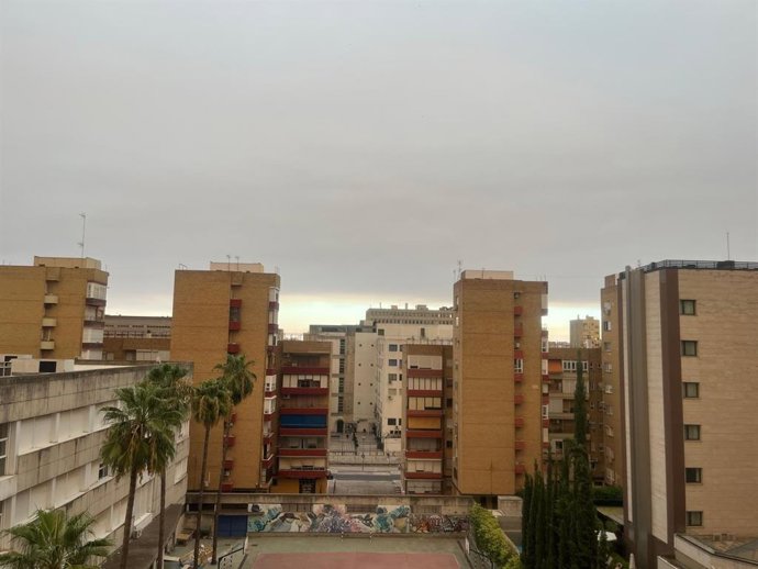 El humo del incendio de Niebla llega a la capital sevillana.