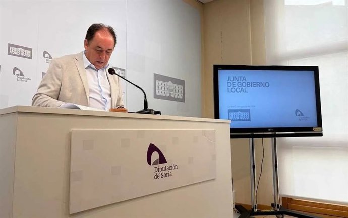 El presidente de la Diputación de Soria, Benito Serrano, en una rueda de prensa.