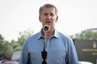 El presidente del PP, Alberto Nuñez Feijóo, atiende a los medios durante su visita al puesto de mando en Navalcarnero por los incendios forestales en la sierra oeste de la Comunidad de Madrid, a 26 de julio de 2206, en Navalcarnero, Madrid (España).