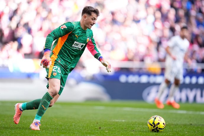 Archivo - Julen Agirrezabala of Valencia CF kicks the ball during the Spanish League, LaLiga EA Sports, football match played between Atletico de Madrid and Valencia CF at Riyadh Air Metropolitano Stadium on December 13, 2025, in Madrid, Spain.