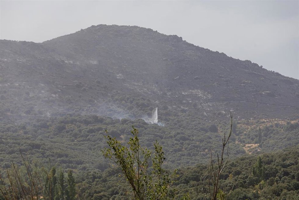 Helicóptero durante las labores de extinción de un incendio forestal, 9 de agosto de 2026, en Navas de San Antonio visto desde El Espinar.