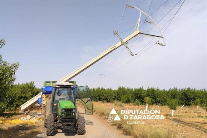 Poste eléctrico derribado por un tractor en un camino de La Almunia de Doña Godina.