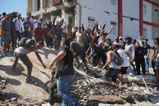 Supervivientes sobre los escombros de un edificio colapsado en Cali por el seísmo de 7,4 registrado en Colombia