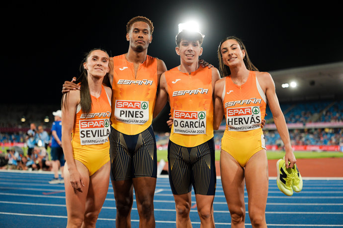 De izda a dcha: Paula Sevilla, Asabu Pinés, David García y Blanca Hervás tras la final del relevo 4x400 mixto de los Europeos de Birmingham