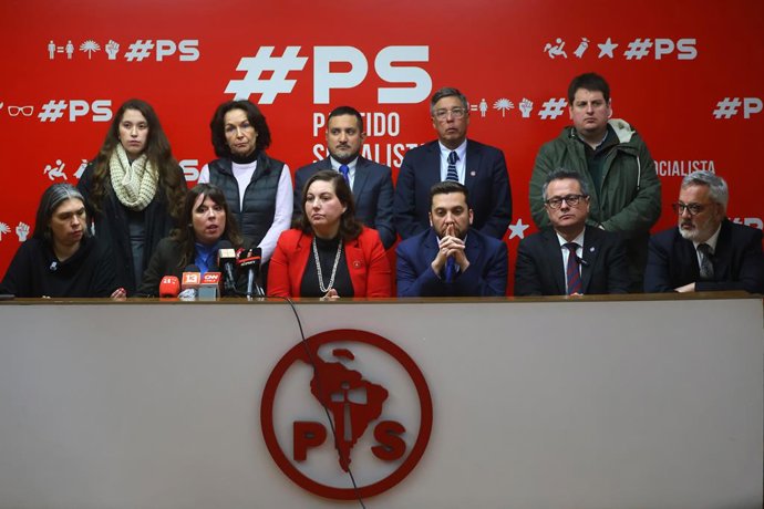 Santiago, 20 de julio de 2026. Se reunen las y los presidentes, secretarios generales, jefes de bancada y abogados constitucionalistas de los partidos de oposicion en la sede del Partido Socialista para abordar los ultimos acontecimientos relacionados