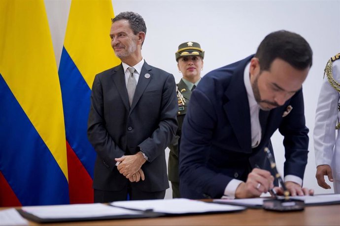 En el centro de la imagen, el ministro de Exteriores de Colombia, Omar Bula Escobar