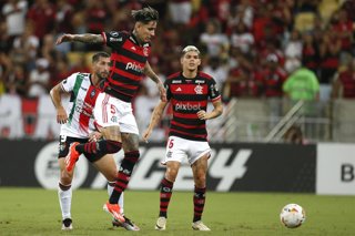Archivo - Futbol, Flamengo vs Palestino. Fase de grupos, Copa Libertadores 2024. El jugador de Flamengo Erick Pulgar es fotografiado durante el partido por el Grupo E de Copa Libertadores contra Palestino en el Estadio Maracana de Rio de Janeiro. Rio de J