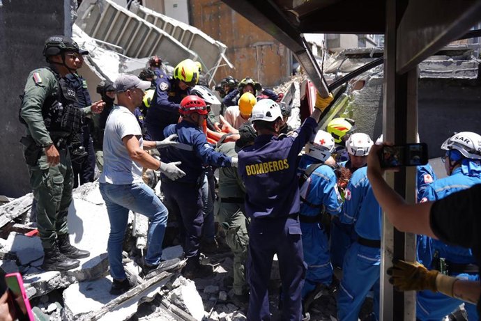 Equipos de rescate trabajan en un edificio colapsado en la ciudad de Manizales, tras el terremoto de magnitud 7,4 