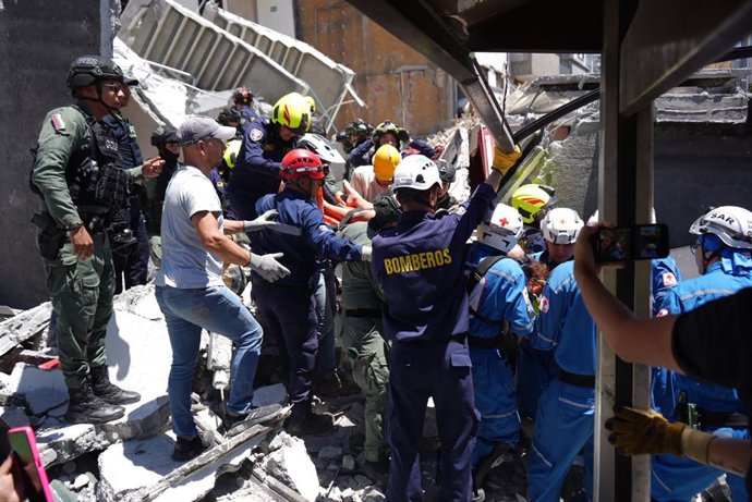 MANIZALES, 10 de agosto de 2026  -- Equipes de resgate trabalham em um prédio desabado após um terremoto na cidade de Manizales, na Colômbia, em 10 de agosto de 2026. O número de mortos causado pelo terremoto de magnitude 7,4 que atingiu o oeste da Colômb