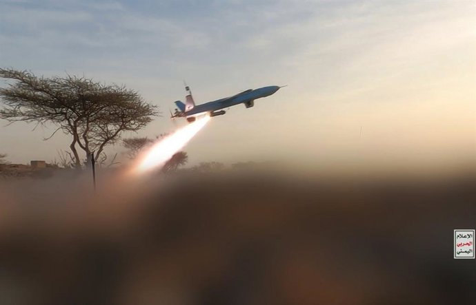 SANAA, 9 de agosto de 2026  -- Esta foto divulgada pelo Centro de Mídia Houthi mostra o lançamento de um drone supostamente em direção a Mocha, no Iêmen, em 9 de agosto de 2026. Pelo menos oito pessoas morreram no domingo, quando o grupo houthi do Iêmen l