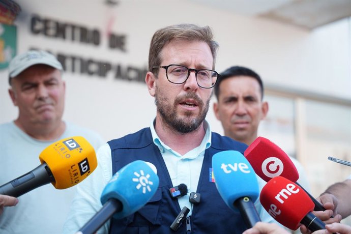 O subdelegado do Governo em Sevilha e delegado interino na Andaluzia, Francisco Toscano, atende à imprensa no Castelo de las Guardas após a evacuação dos moradores de El Madroño devido ao incêndio florestal em Niebla (Huelva). Em 10 de agosto 
