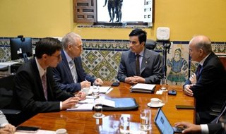 El ministro de Exteriores de Perú, Carlos Espá, durante su reunión con el embajador de Rusia en el país andino, Alekséi Ushakov