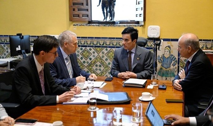 O ministro das Relações Exteriores do Peru, Carlos Espá, durante sua reunião com o embaixador da Rússia no país andino, Alekséi Ushakov