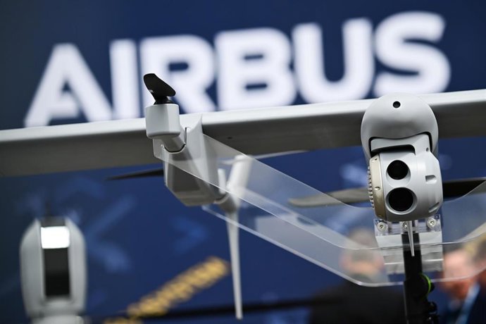 Archivo - FILED - 12 June 2026, Brandenburg, Schoenefeld: The "Airbus" logo can be seen behind a drone at the Berlin ExpoCenter Airport during the International Aerospace Exhibition (ILA). Photo: Sebastian Christoph Gollnow/dpa
