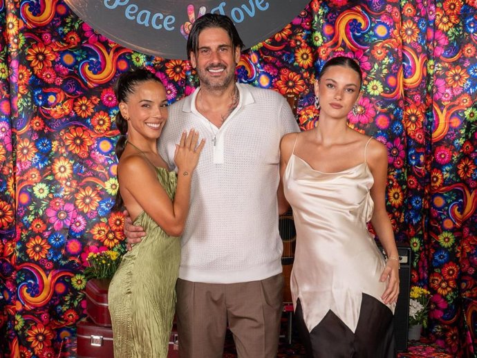 Melendi, su posado más familiar junto a Julia Nakamatsu y su hija, Carlota Melendi