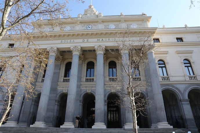 Archivo - Exterior del Palacio de la Bolsa que se ha levantado con una subida del Ibex 35 de un 0,67% en la media sesión de este martes, lo que llevaba al selectivo a situarse en los 8.500,8 enteros a las 12.10 horas, en Madrid, (España), a 9 de marzo de 