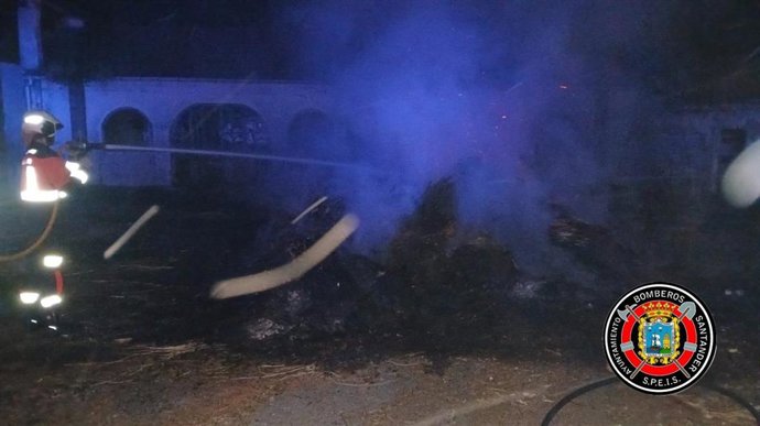 Bomberos trabajan en la extinción de un incendio de vegetación en La Remonta