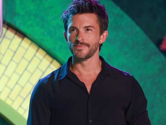 Jonathan Bailey protagoniza el nuevo perfume masculino que huele a elegancia y sensualidad