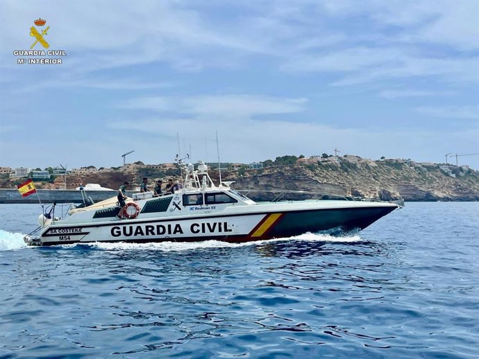 Archivo - Una embarcación de la Guardia Civil.
