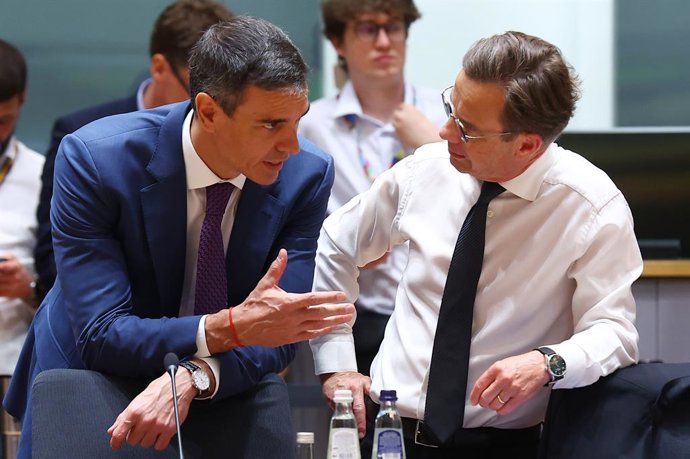 Archivo - Arquivo - O presidente do Governo, Pedro Sánchez (à esquerda), e o primeiro-ministro da Suécia, Ulf Kristersson (à direita), durante a reunião do Conselho Europeu, em 19 de junho de 2026, em Bruxelas (Bélgica).