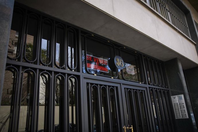 Archivo - Carteles de venta de pisos de segunda mano en un portal